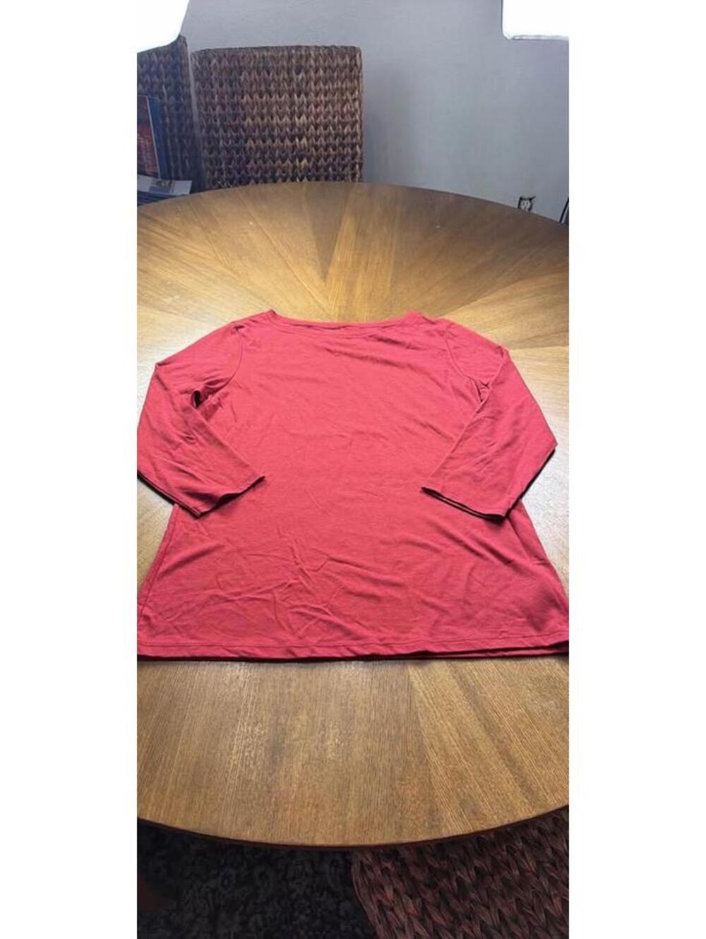 Burgundy three-quarter sleeve T-shirt, size medium